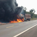 Após explosão, caminhão boiadeiro pega fogo na BR-262