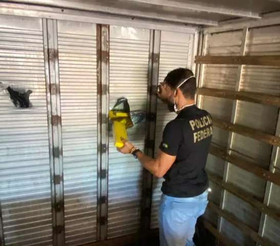 Ap&oacute;s den&uacute;ncia, PF encontra caminh&atilde;o com 600 kg de maconha na Capital