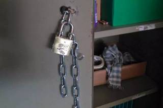 Foto dos cadeado quebrado durante o furto. (Foto:Direto das Ruas)