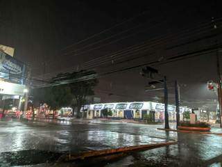 Região Centro da Dourados durante a chuva desta noite. (Foto: Helio de Freitas)