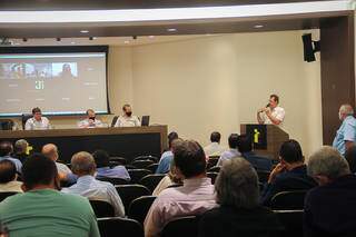 João Carlos Krugg durante reunião na Assomasul. (Foto: Prefeitura de Chapadão do Sul)