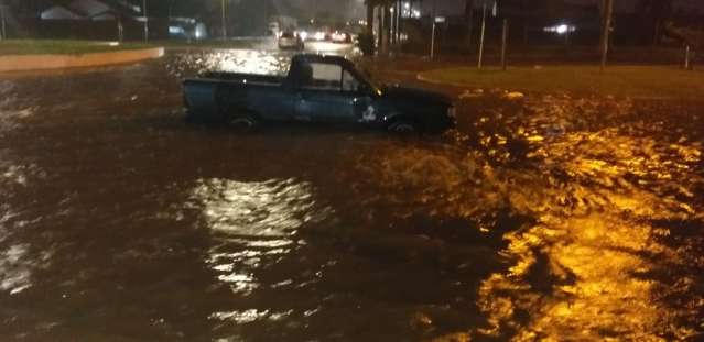 Chuva forte alaga ruas e invade at&eacute; supermercado em cidade do interior 
