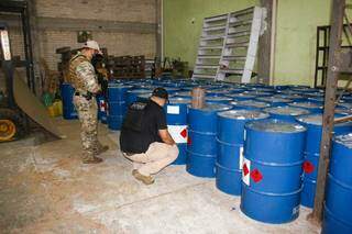 Agentes da Senad em depósito onde foram encontrados produtos químicos (Foto: Divulgação)