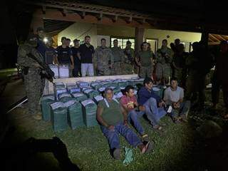 Agentes antidrogas posam ao lado de fardos de cocaína e de 4 dos 8 presos (Foto: ABC Color)