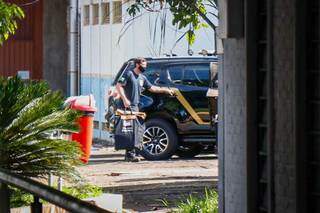 Policial federal sai com malote do prédio da Seleta em Campo Grande. (Foto: Henrique Kawaminami)