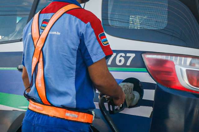 Governo congela pauta da gasolina e prev&ecirc; pre&ccedil;o 15 centavos menor que o previsto