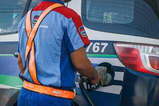 Governo precisou reajuste valor pago pela gasolina para postos continuarem a abastecer viatura (Foto: Henrique Kawaminami)