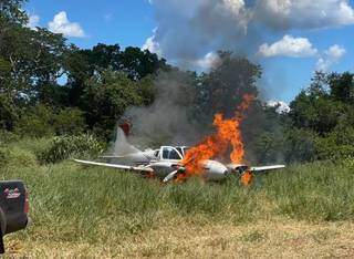 Avião boliviano encontrado no meio do mato foi queimado (Foto: ABC Color)