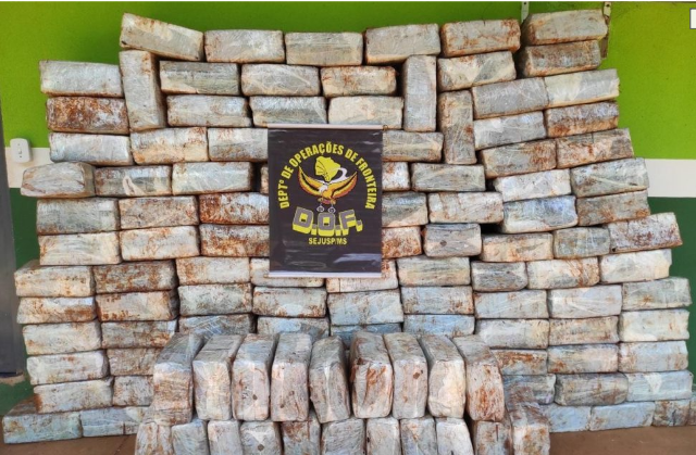 Traficante &eacute; preso com mais de uma tonelada de maconha em caminhonete