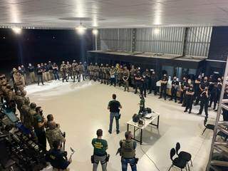 Policiais e agentes reunidos em Santa Catarina para o acerto dos últimos ajustes antes da deflagração da operação, no início desta manhã (Foto: MPSC/Divulgação)