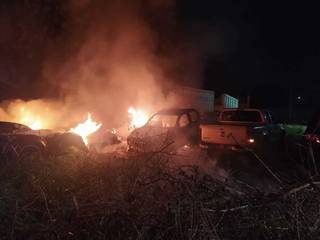Duas caminhinetes e uma carreta foram atingidas pelo fogo (Foto: Divulgação)