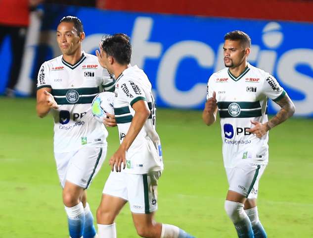 Atl&eacute;tico-GO vence o rebaixado Coritiba e faz a melhor campanha da hist&oacute;ria