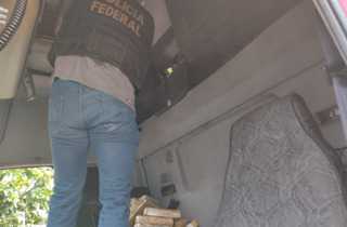 Durante revista foi encontrada grande quantidade de entorpecente escondida sob o forro do teto do veículo (Foto: divulgação / Polícia Federal) 