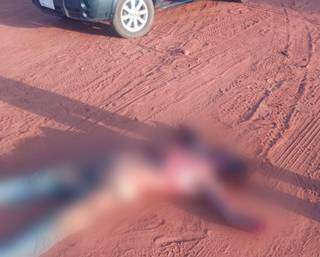 Corpo com as mãos cortadas foi jogado em rua de terra em Paranhos (Foto: Direto das Ruas)