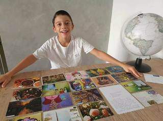 Pedro, o menino mais novo de 9 anos, em frente às cartinhas (Foto: Arquivo Pessoal)