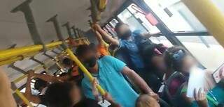 Por conta da super lotação, passageiros têm que ficar em pé dentro do ônibus.  (Foto: Reprodução/Vídeo)