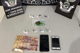 Droga, dinheiro e celulares apreendidos em ação do Denar (Foto/Divulgação)