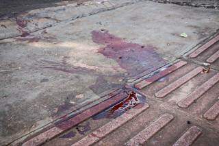 Vestígios de sangue ficaram pela calçada. (Foto: Henrique Kawaminami)