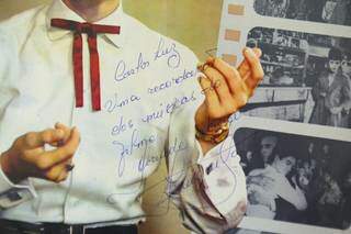 Artista fez questão de assinar a capa do álbum para Carlos (Foto: Kísie Ainoã)
