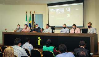 Reunião de prefeitos na terça-feira sobre a volta das aulas. (Foto: Edson Ribeiro/ Assomasul)