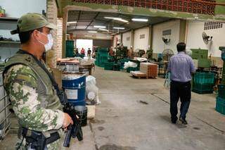 Agentes da Senad em fábrica de tinta usada para esconder cocaína (Foto: Divulgação)