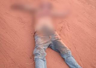Corpo encontrado em Paranhos com mãos deixadas sobre peito da vítima (Foto: Direto das Ruas)