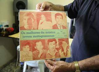 Álbum mais antigo que Carlos tem data de 1953 (Foto: Kísie Ainoã)