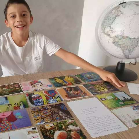 Ao invés de viajar, família investe nos cartões postais do mundo todo
