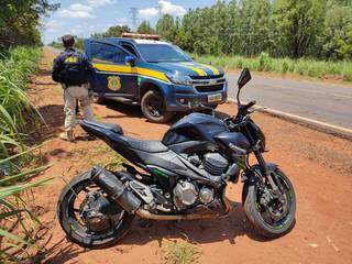 A Polícia Rodoviária Federal esteve no local onde a moto Kawasaki Modelo Z800 estava abandonada às margens da rodovia. (Foto: Divulgação/PRF)