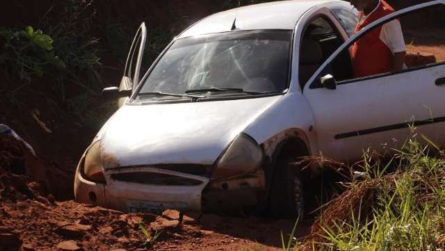 Idoso perde controle da dire&ccedil;&atilde;o e cai com carro em barranco