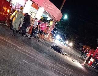 Motocicleta caída no cruzamento onde aconteceu o acidente. (Foto: O Pantaneiro)