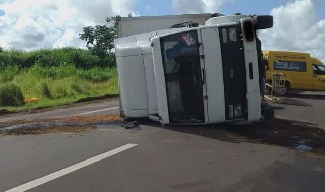 Motorista cochila  e tomba caminh&atilde;o ba&uacute; em rodovia