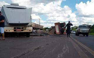Carreta ficou tombada no meio da rodovia e trânsito ficou lento. (Foto: Alfredo Neto | JP News)