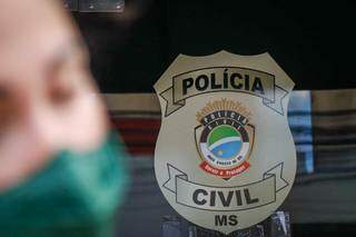 Mulher foi hoje à Polícia Civil, em Campo Grande (Foto: Henrique Kawaminami)
