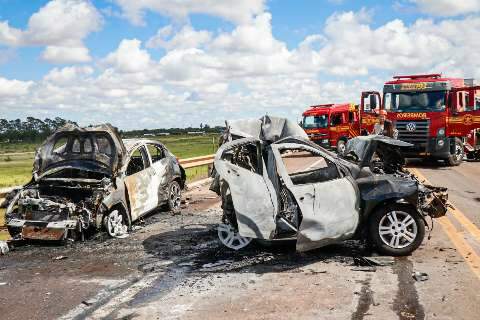 Motoristas e passageiros sobrevivem a acidente com cinco veículos