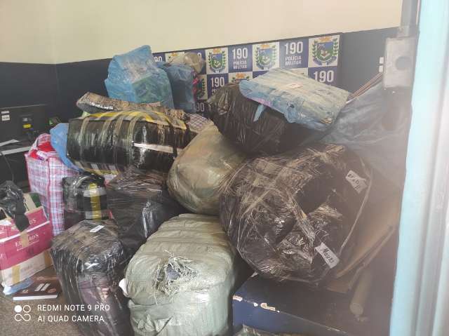 PM desconfia de van com vidros camuflados e descobre carga de contrabando