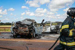 Dois carros foram incendiados e ficaram destruídos. (Foto: Henrique Kawaminami)