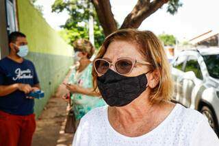 Creuza Izabel, 68, profissional da saúde há mais de 20 anos recebeu a primeira dose da vacina (Foto: Henrique Kawaminami)