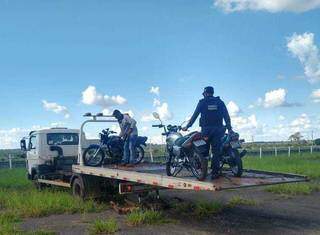 Motocicletas sendo colocadas no guincho pela fiscalização. (Foto: Guarda Civil Metropolitana)