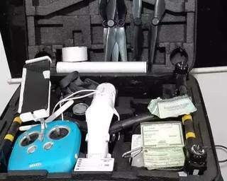 Drone e documentos apreendidos pelos policiais penais. (Foto: Direto das Ruas) 