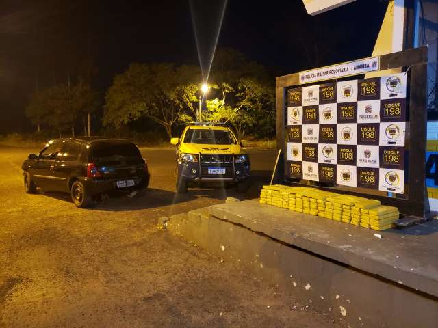 Durante persegui&ccedil;&atilde;o, motorista abandona carro com 100 kg de drogas em rodovia 