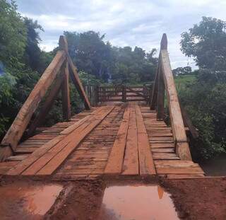 Acesso sobre o Rio Anhanduizinho que foi bloqueado com uma cerca (Foto: Divulgação)