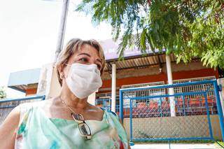Animada com a imunização, a psicóloga Rosângela Cury, 63, fez questão de parabenizar os pesquisadores que desenvolveram a vacina (Foto: Henrique Kawaminami)