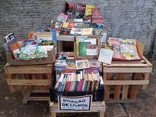 Livros para doação ficam no meio da calçada, para todo mundo ver, pegar e ler (Foto: Arquivo Pessoal)