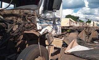 Caminhão ficou bastante danificado após acidente. (Foto: Alfredo Neto | JP News)