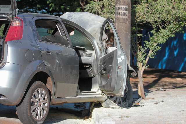 Policiais de folga socorrem vítimas de acidente na Avenida Afonso Pena 