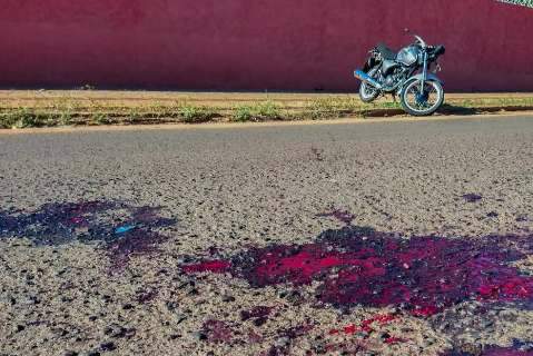 Jovem é arremessado por 45 metros após moto bater em caçamba no Centenário