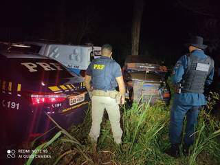 Policiais observam veículo que parou somente após atingir árvore (Foto: Divulgação)