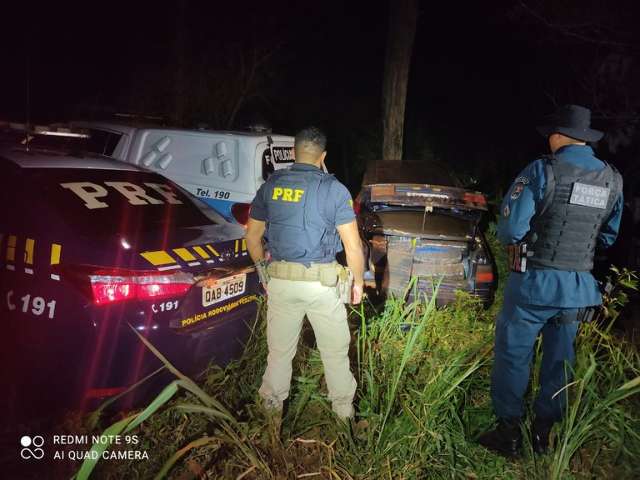 Traficante com 360 kg de maconha atinge carro em &aacute;rvore ao fugir da pol&iacute;cia
