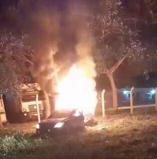 Veículo ficou tomado pelo fogo. (Foto: Reprodução / Vídeo)